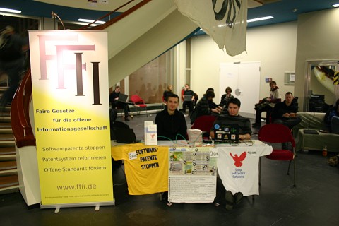 http://su2.info/d/ffii/081227_081230_25c3/booth2.jpg